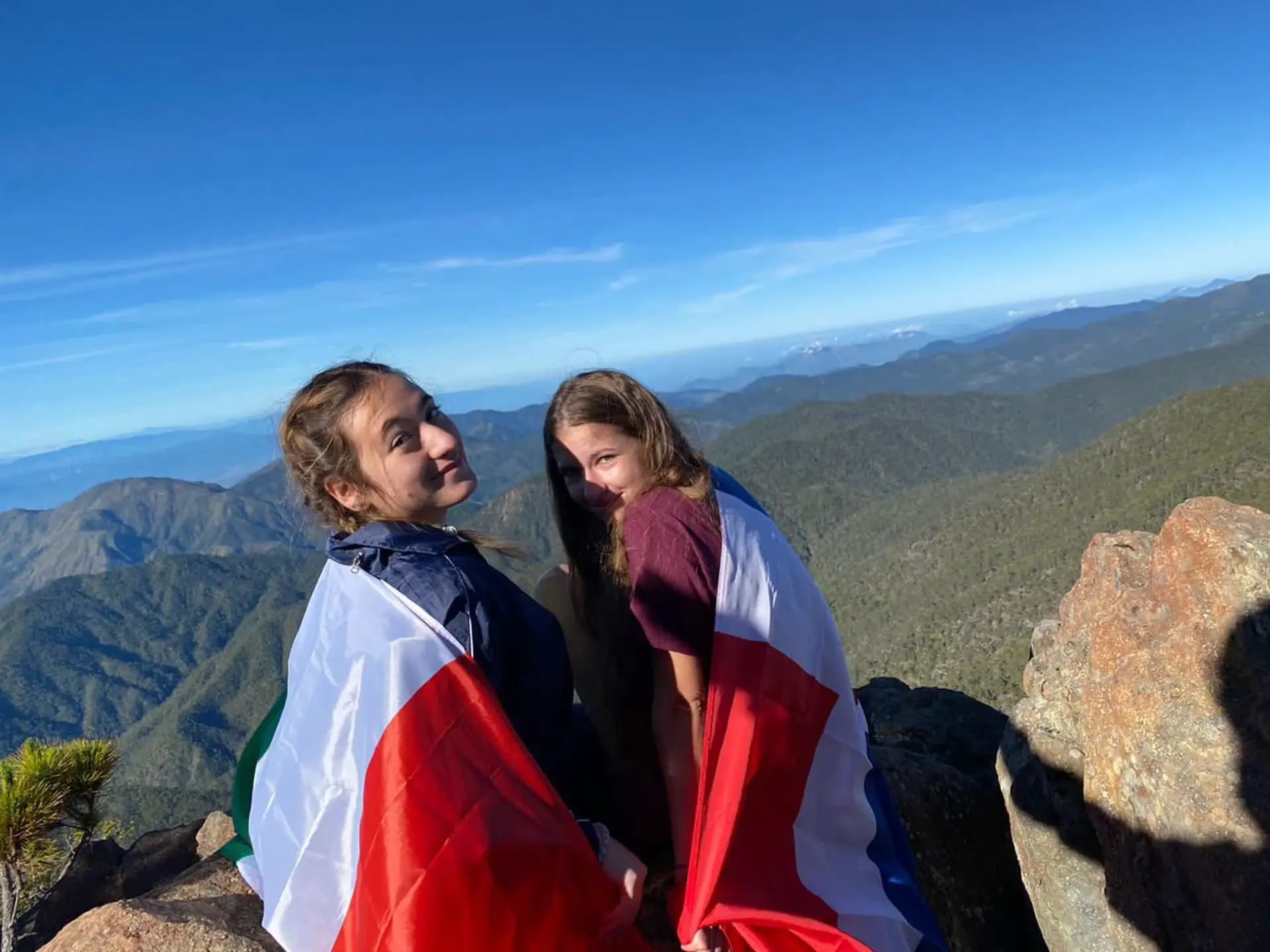 Sveva Latini Y Psc Nh 2021 Dom   Rep Dominicana  Studentessa   Amiche   Bandiere   Paesaggio   Pag Paese   Orizzontale (4)
