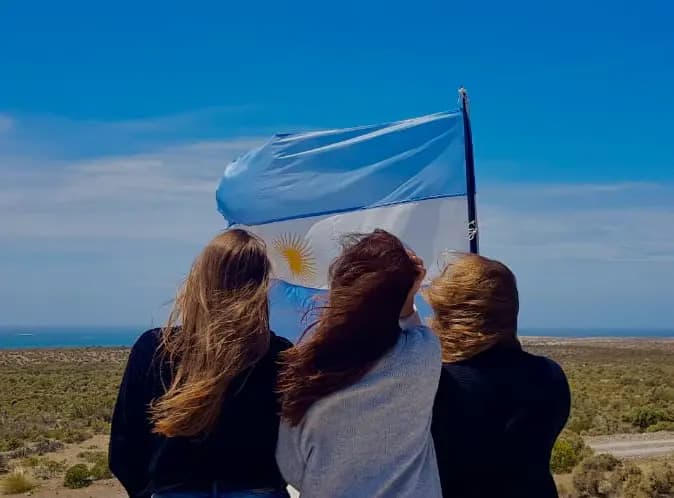 Federica De Anna Y Psc N H18   Argentina   Studentesse   Spalle   Paesaggio   Bandiera   Pag Paese   Orizzontale Web