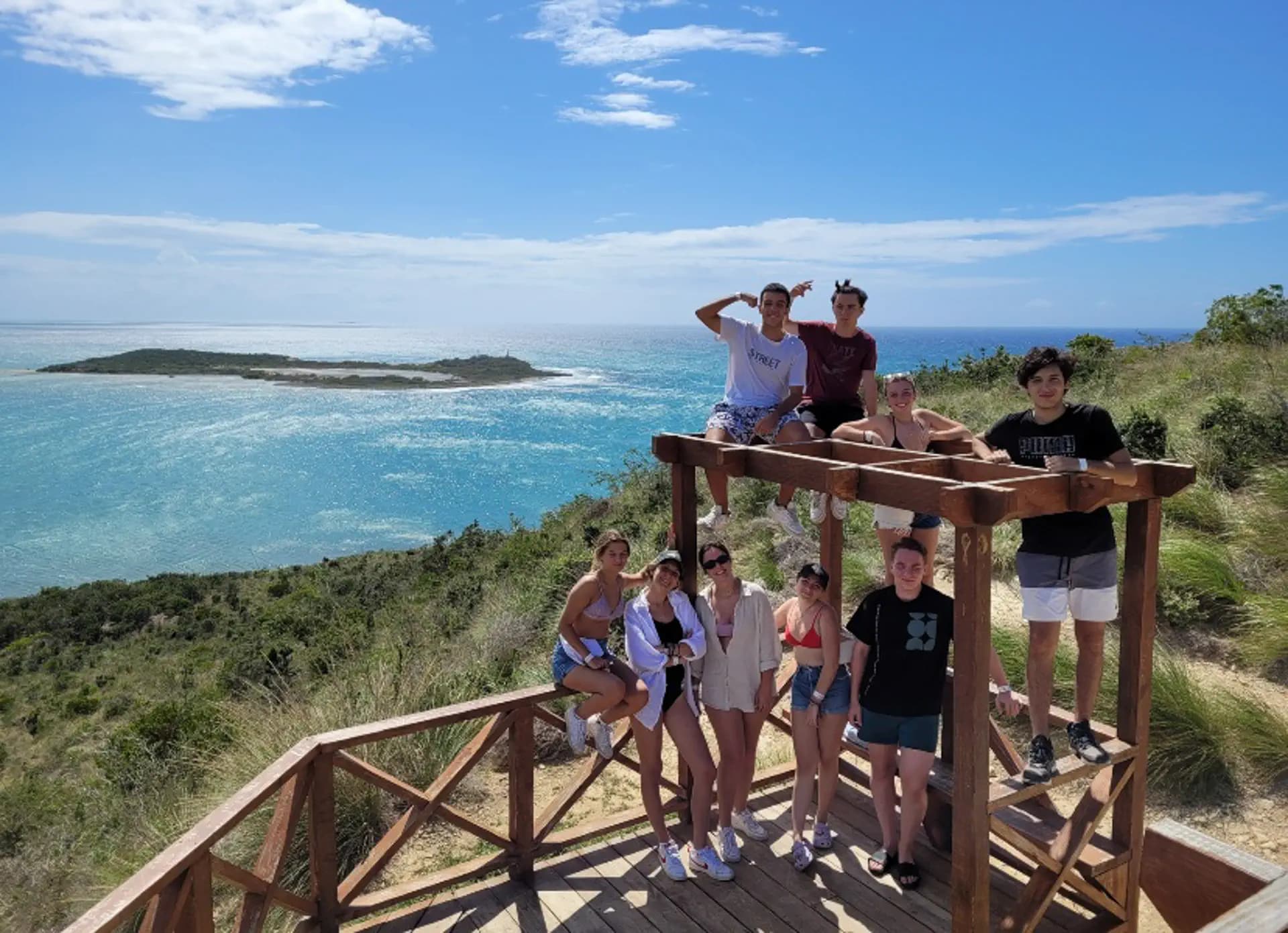 Emma Gomareschi Y Psc Nh 2021 Dom   Rep Dominicana   Studentessa   Gruppo   Paesaggio   Mare   Pag Programma   Orizzontale (12)