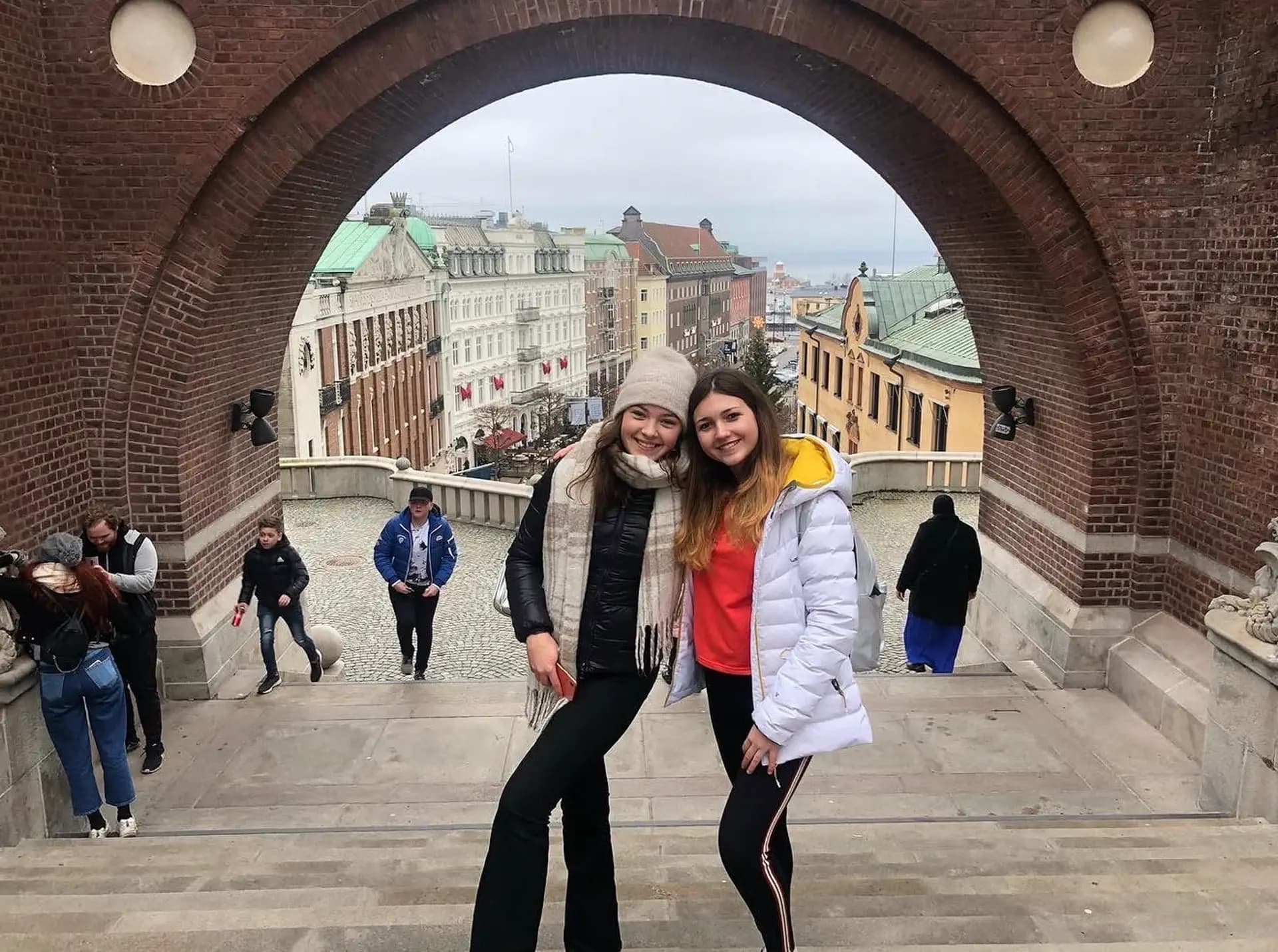 Laura Steca Yp 2020 Swe   Svezia   Studentessa    Amiche   Città   Pag Programma   Orizzontale (6)