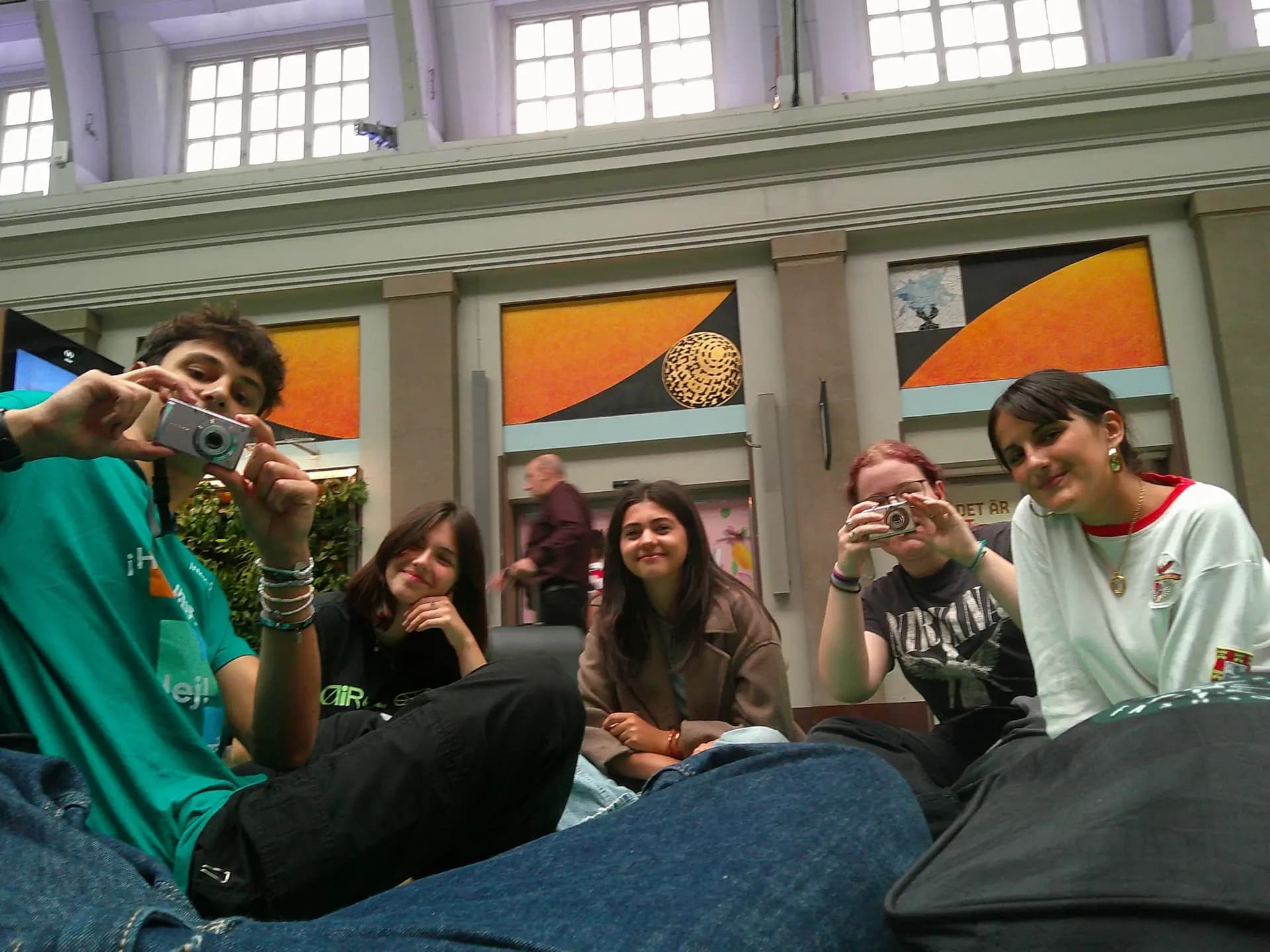 Matteo Pratelli Yp 2025 Swe Cl Pisa   Svezia   Studente   Gruppo   Selfie   Maglietta   Pag Programma   Orizzontale