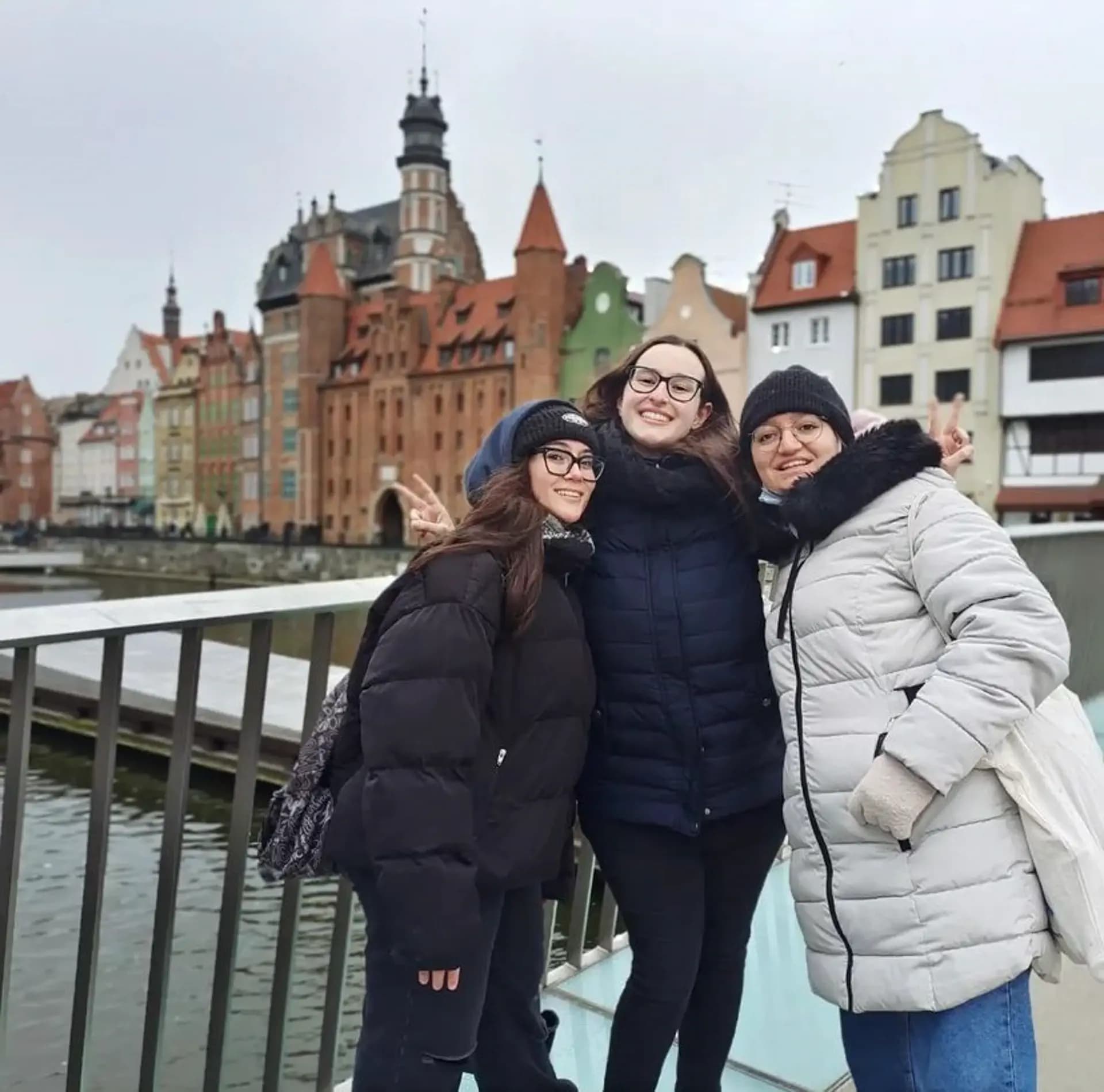 Mariateresa Gallone Y Psc Nh 2021 Pol   Polonia   Studentessa   Amiche   Città   Pag Programma   Orizzontale (9)