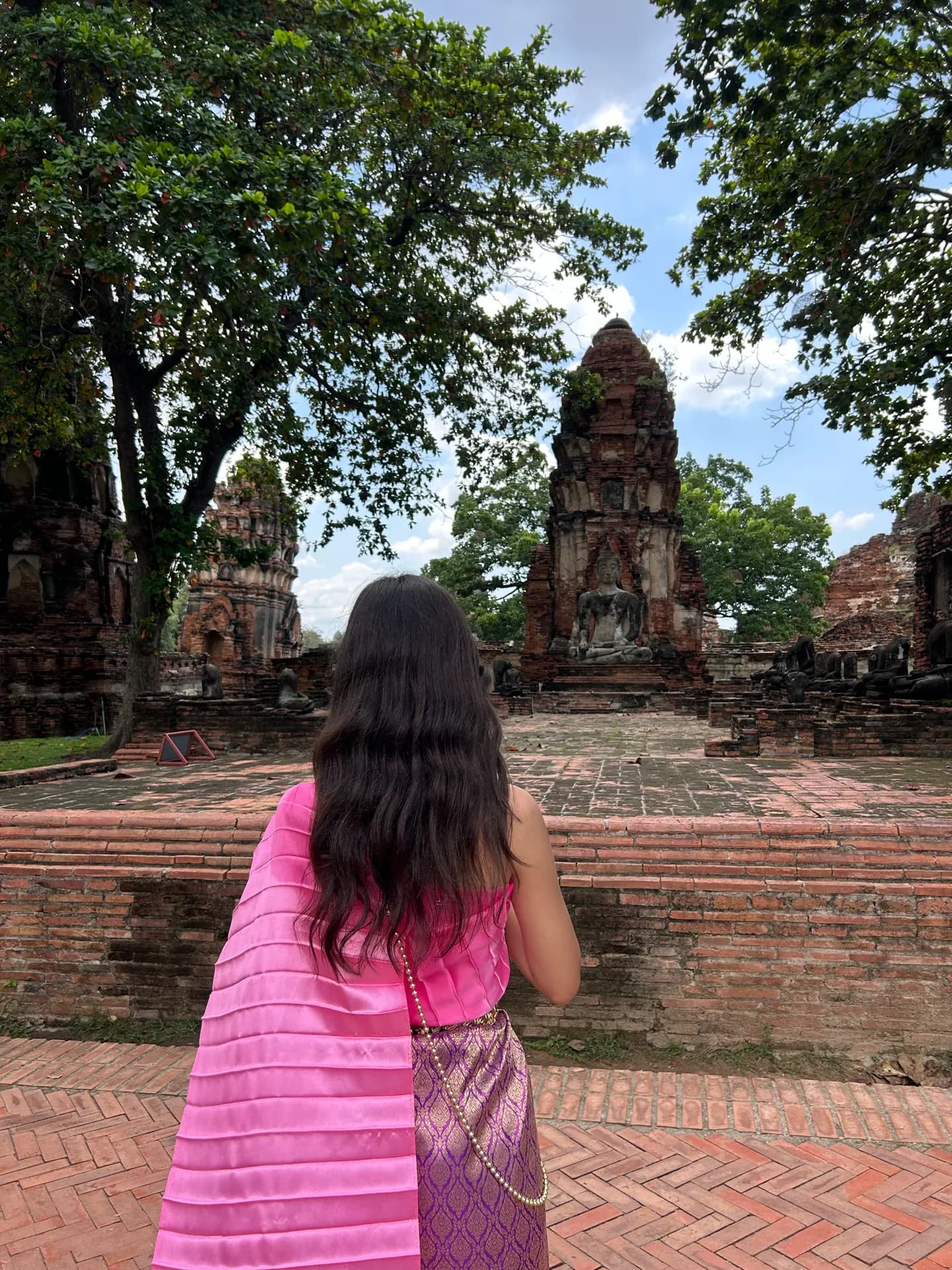 Carmela Pezzullo S Mse N H2025  Cl Napoli Est   Thailandia   Studentessa   Monumento   Spalle   Pag Programma   Verticale