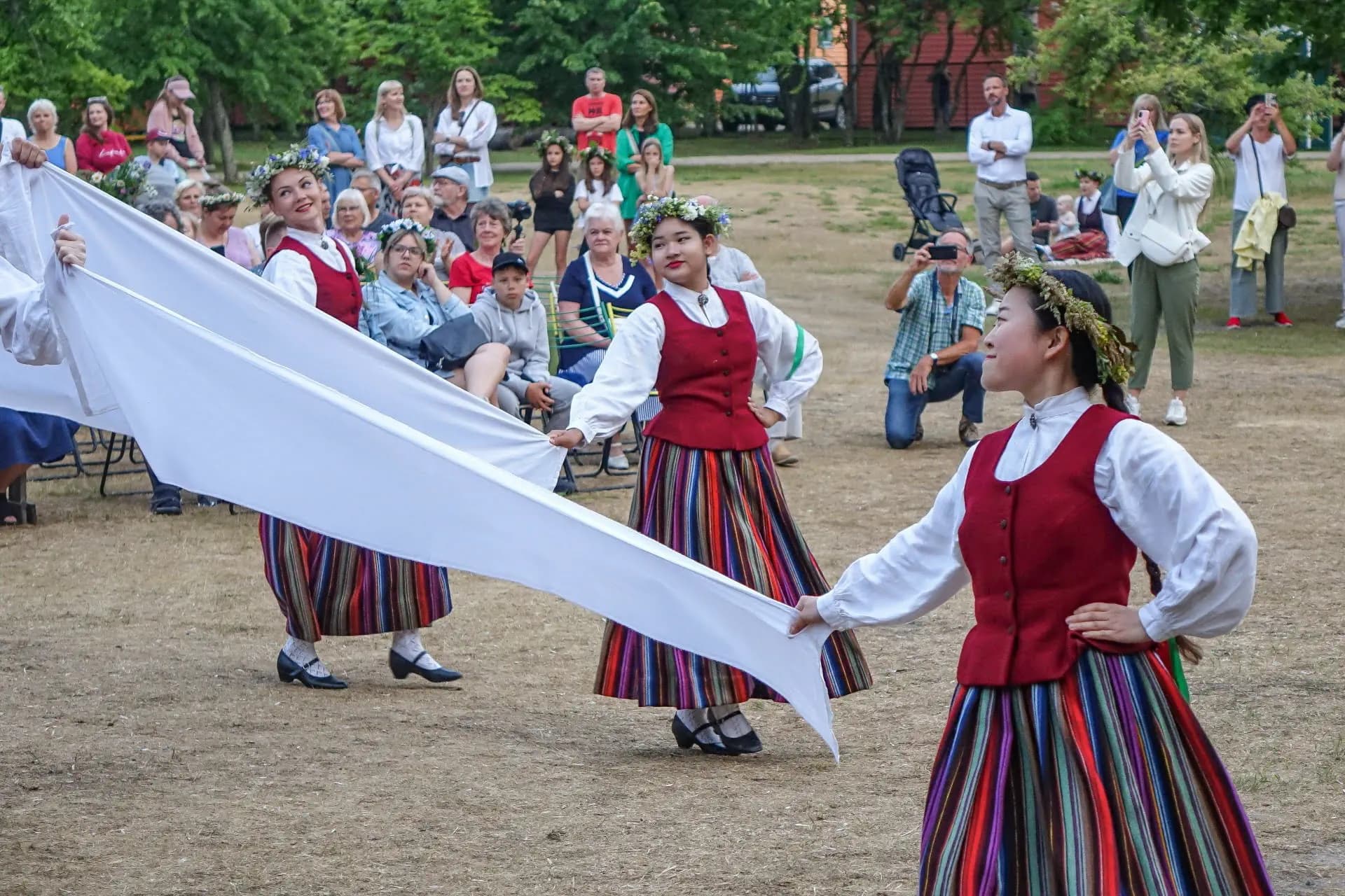 Afs IP   Lettonia   Pag Paese   Costume Tradizionale   Festa   Orizzontale (1)