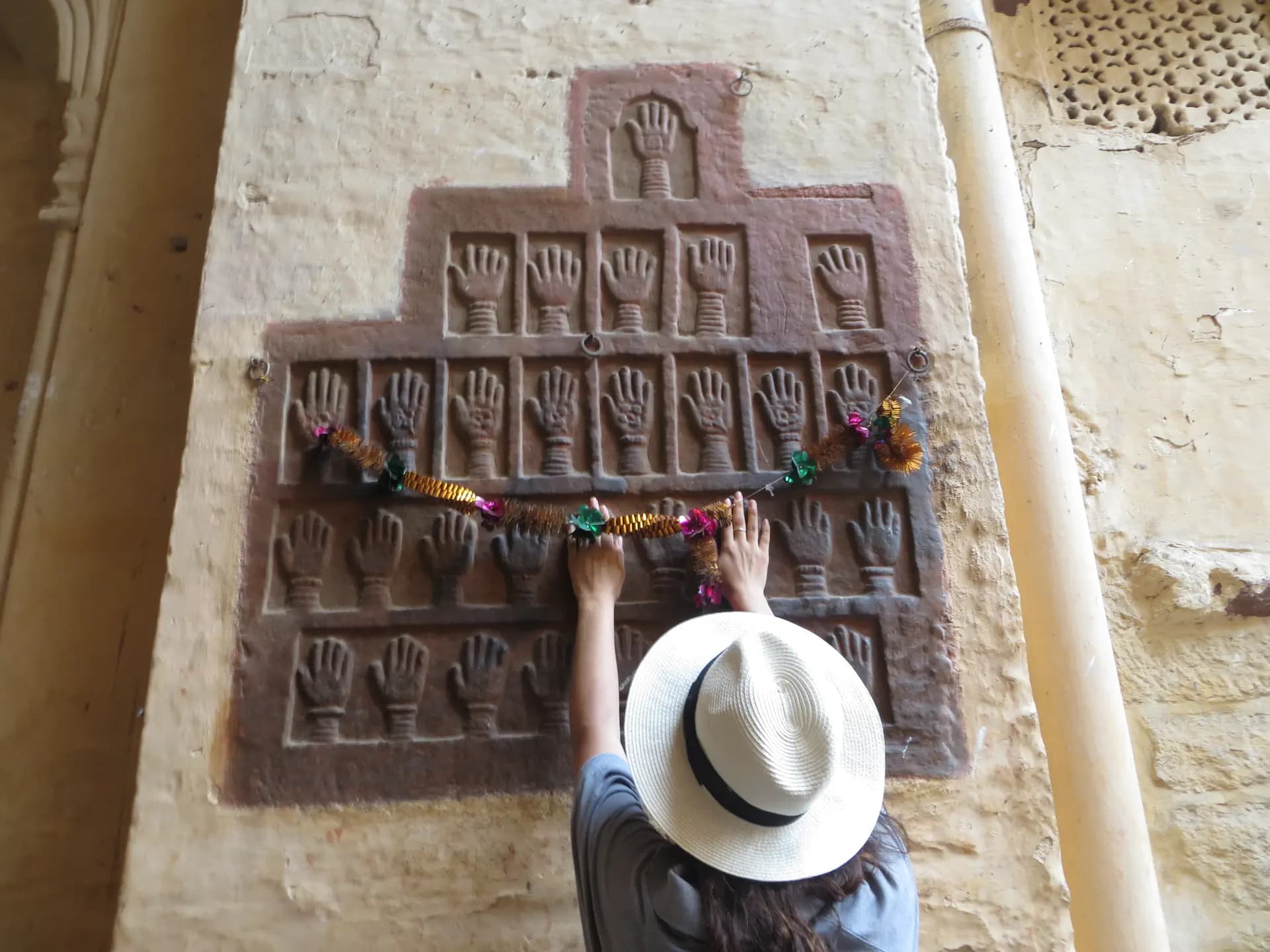 Silvia Cunsolo Y Pbs Nh 2015 Ind   India   Studentessa   Monumento   Spalle     Pag Paese   Orizzontale  (1)