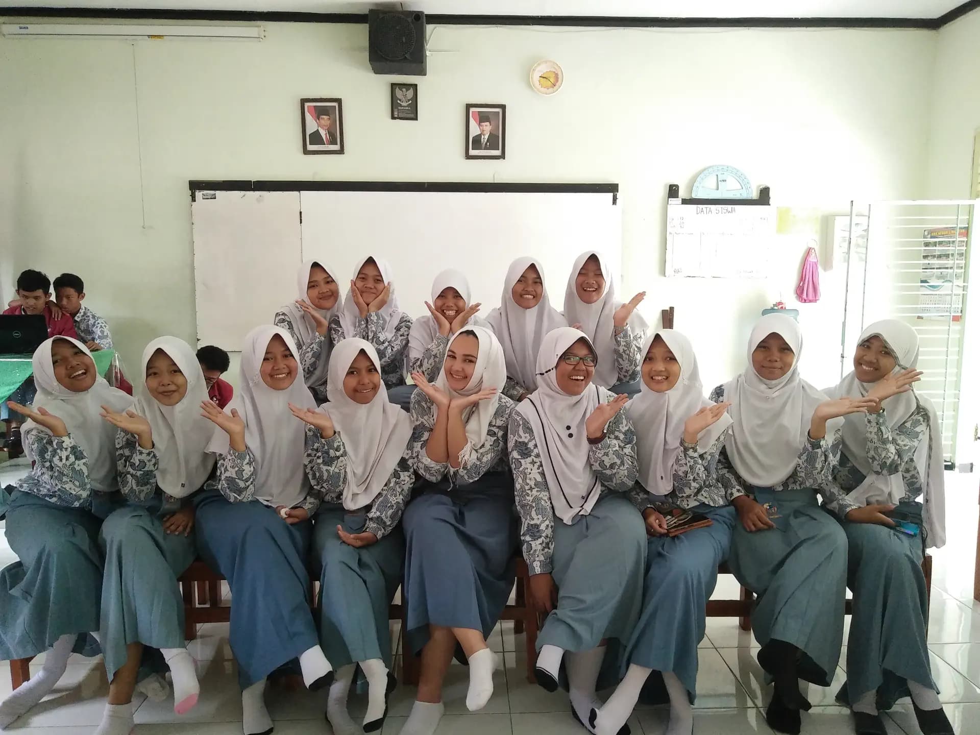 Raja Achahboune Y Psc Nh 2015 Ina   Indonesia   Studentessa   Gruppo   Divisa  Scuola   Aula   Lavagna   Pag Programma   Orizzontale