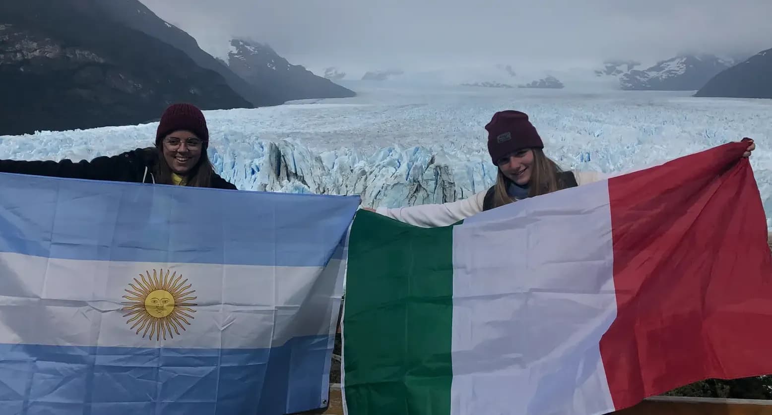 Federica Cassai Y Psc N H19   Argentina   Coppia Studentesse   Bandiera  Paesaggio     Perito Moreno   Pag Programma   Orizzontale Web