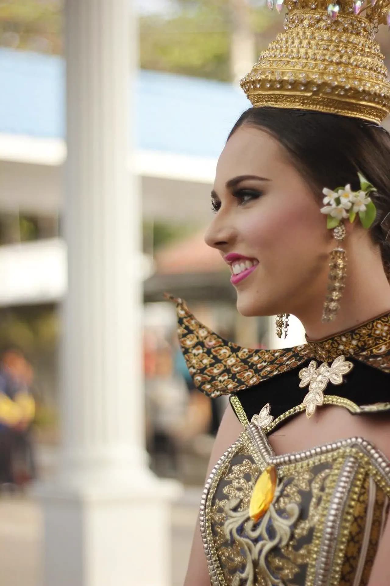 Alice Avetta Y Psc Nh 2016 Tha   Thailandia    Studentessa   Costume Tradizionale   Primo Piano   Pag Programma   Verticale