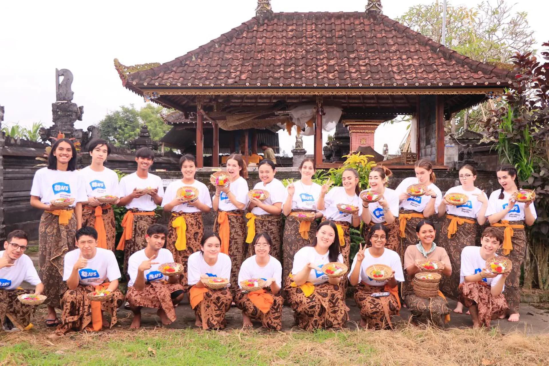 Alessandra Incorvaia Ypina 022   Indonesia   Studentessa   Gruppo   Monumento    Pag Programma   Orizzontale   (12)
