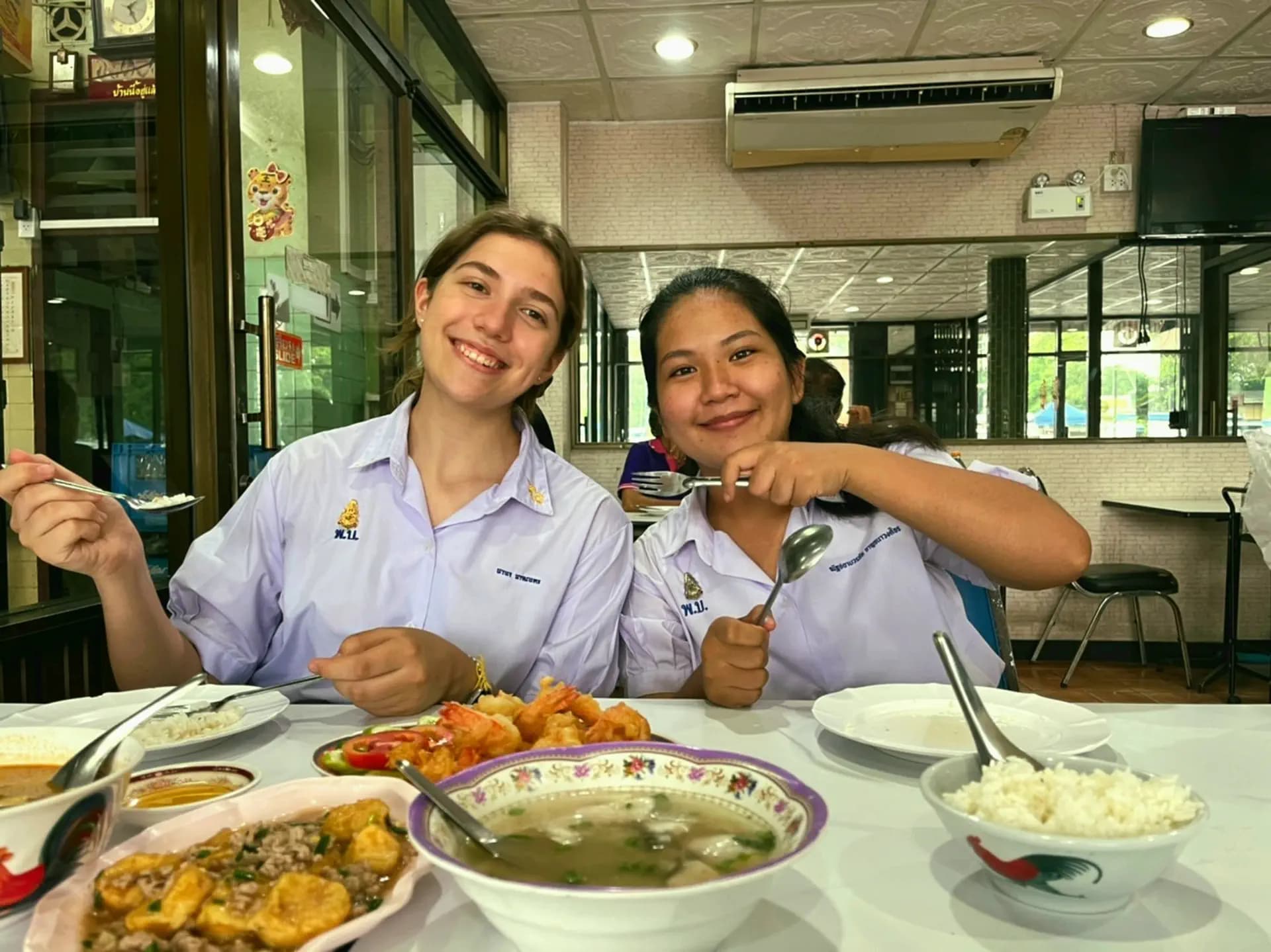 Elena Fanini T Rse Sh 2022 Tha   Thailandia   Studentessa   Amiche   Divisa   Cibo   Pag Programma   Orizzontale (4)