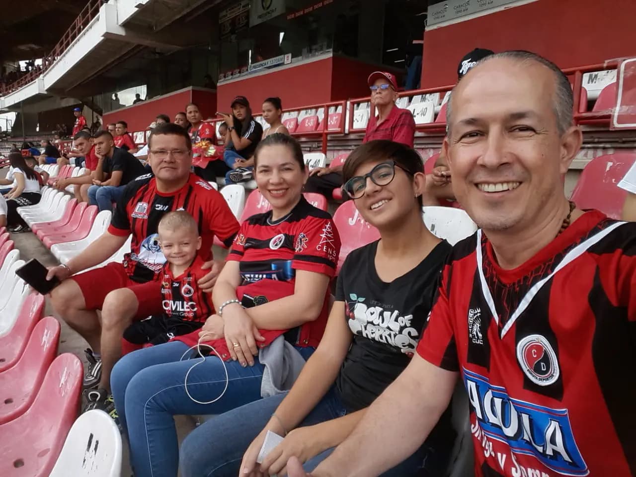 Ludovica D Iquattro Y Psc N H19 Col   Colombia   Studentessa   Famiglia Ospitante   Sport   Stadio   Pag Programma   Orizzontale    (1)