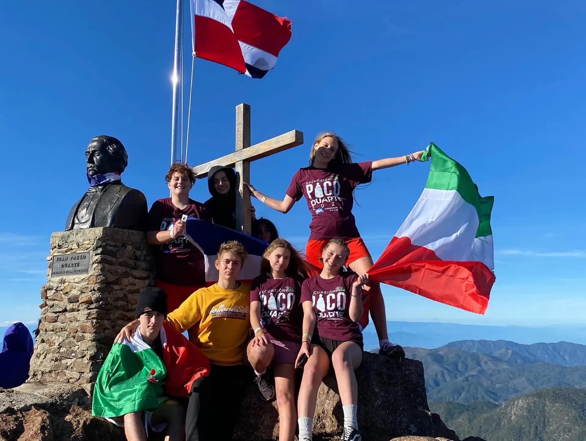 Sveva Latini Y Psc Nh 2021 Dom   Rep Dominicana  Studentessa  Gruppo   Paesaggio   Bandiere   Pag Programma   Orizzontale (1)