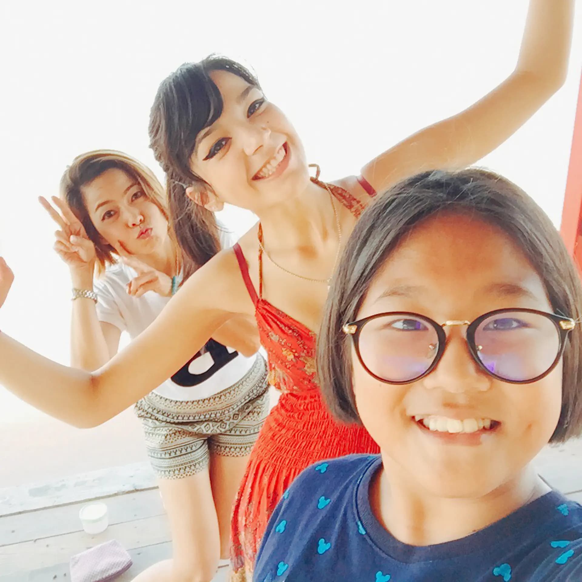 Eleonora Porcu S Mse Nh 2016   Thailandia   Studentessa   Amiche   Selfie    Pag Programma   Orizzontale  (1)