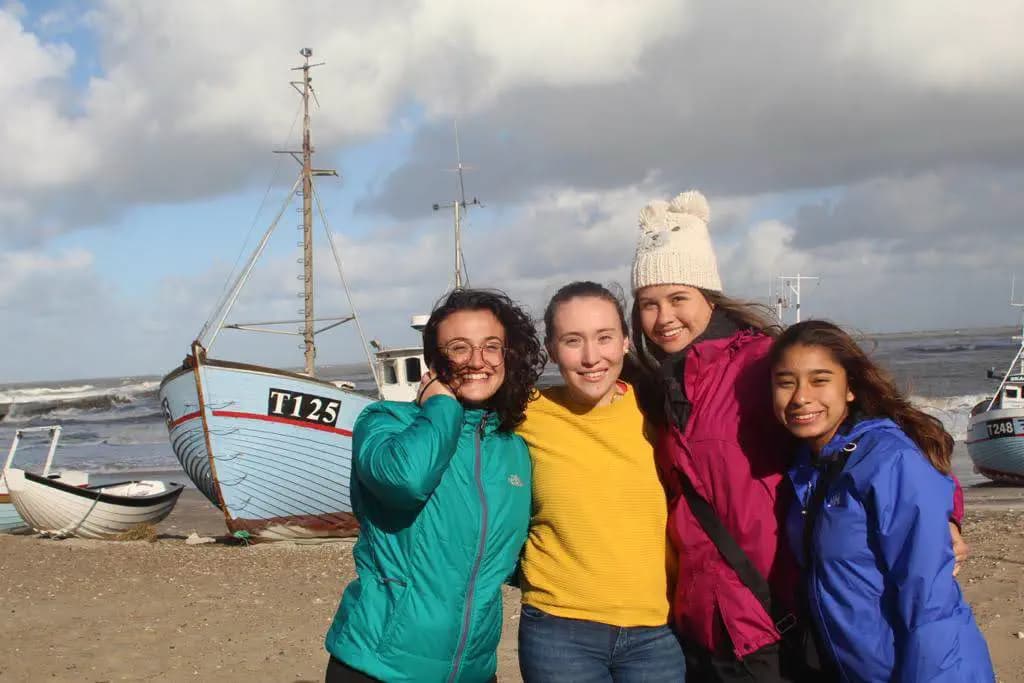 Miriana Challancin    Danimarca    Studentessa   Amiche   Mare   Pag Programma Orizzontale (2)