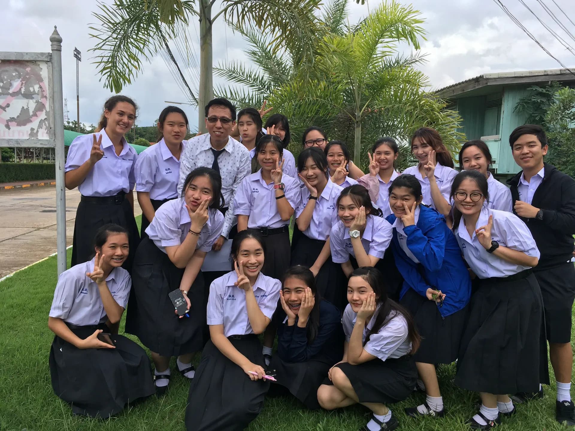 Catalina Baes Y Pse Nh 2017   Thailandia   Studentessa   Scuola   Divisa   Gruppo   Pag Programma   Orizzontale (2)