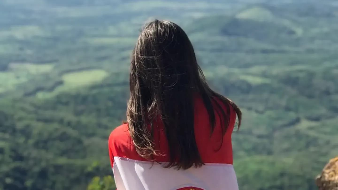 Nadia Coatto Y Psc Nh 2019 Par     Paraguay   Studentessa   Paesaggio   Bandiera   Spalle    Pag Paese   Verticale (1)
