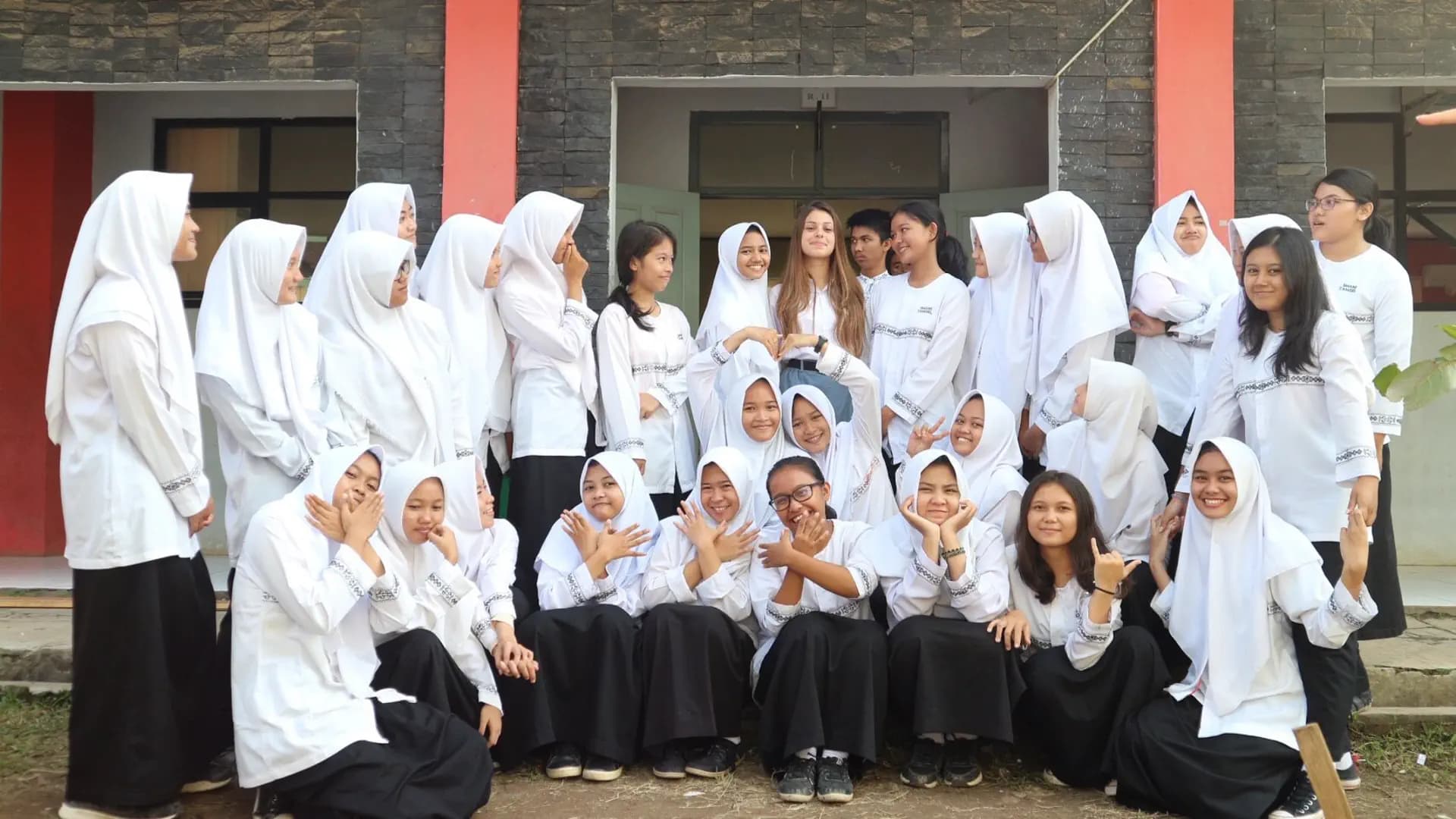 Indonesia   Studentessa  Amiche  Scuola  Divisa    Gruppo    Pag Programma Orizzontale  (2)