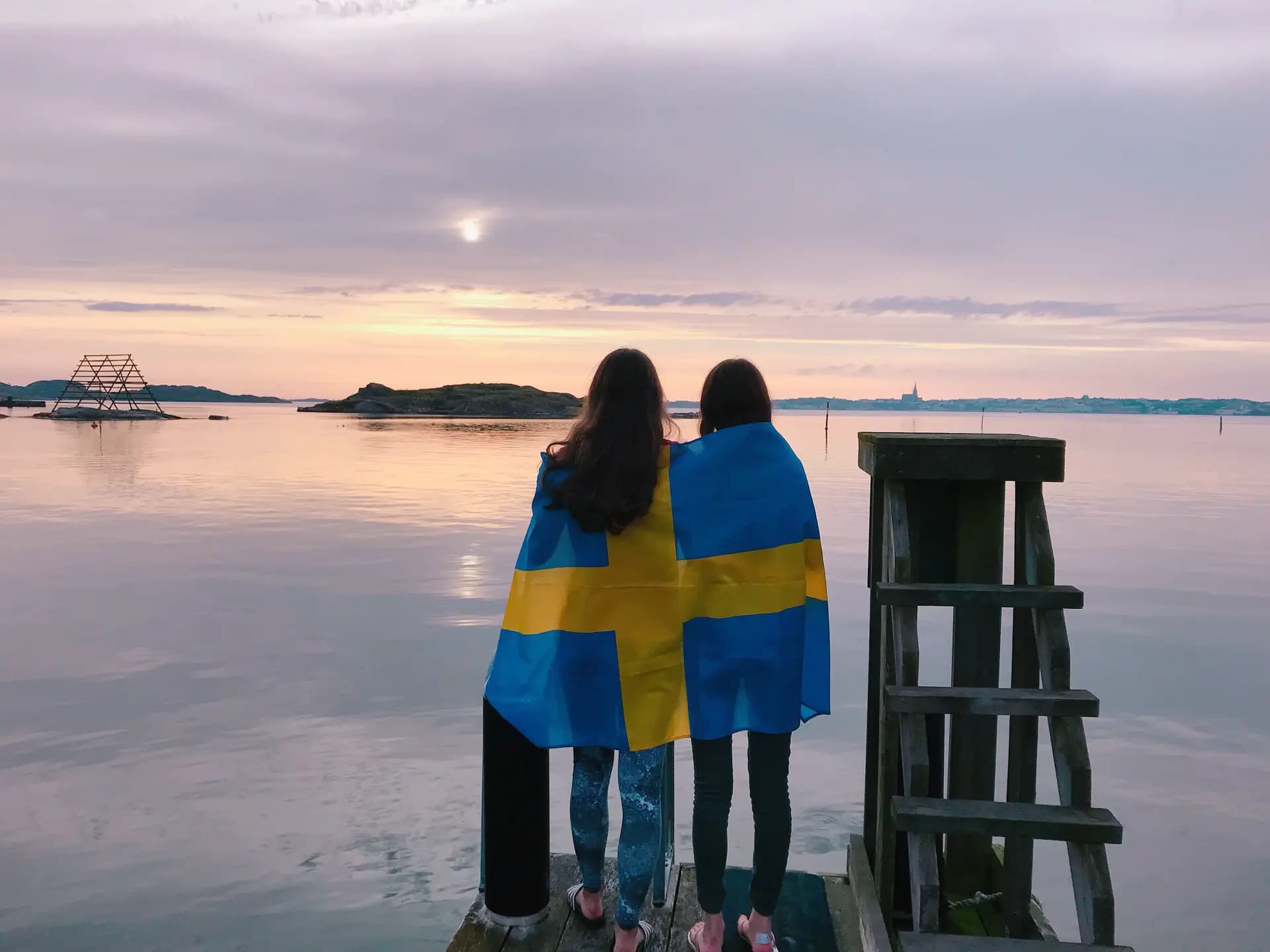Simona Bosco Y Psc Nh 2018 Swe   Svezia   Studentessa   Gruppo   Bandiera   Spalle  Tramonto   Mare   Pag Programma   Orizzontale (2)