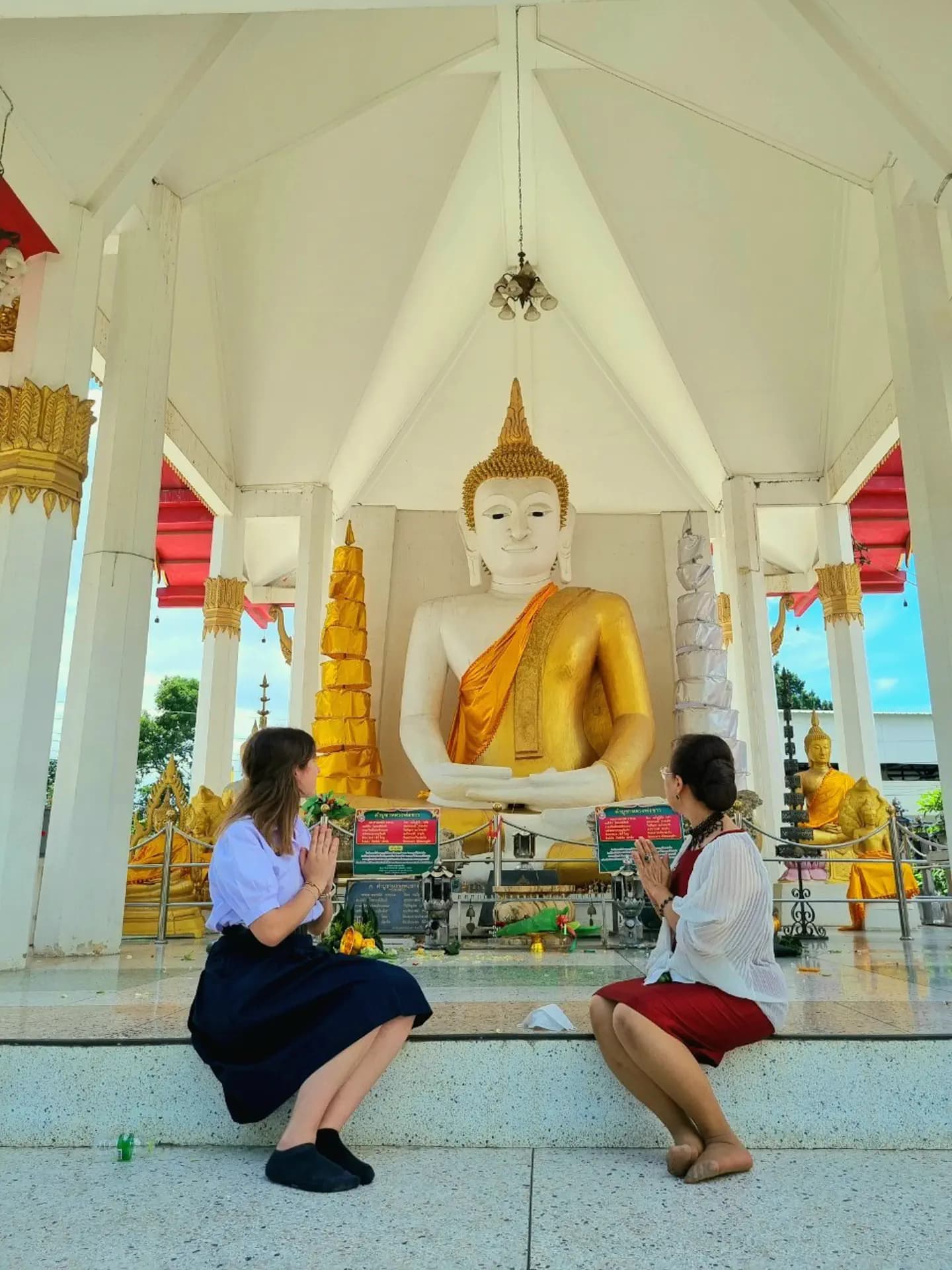 Elena Fanini T Rse Sh 2022 Tha   Thailandia   Studentessa   Preghiera   Pag Programma   Verticale (4)