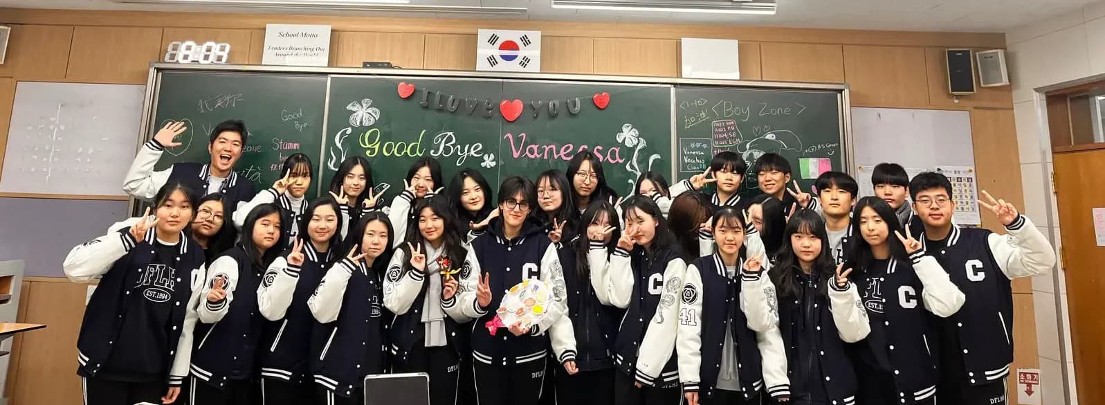 Vanessa Vecchio Tr Corea 2024 Cl Giarre   Corea Del Sud   Studentessa   Gruppo   Scuola   Lavaga   Pagina Programma   Orizzontale