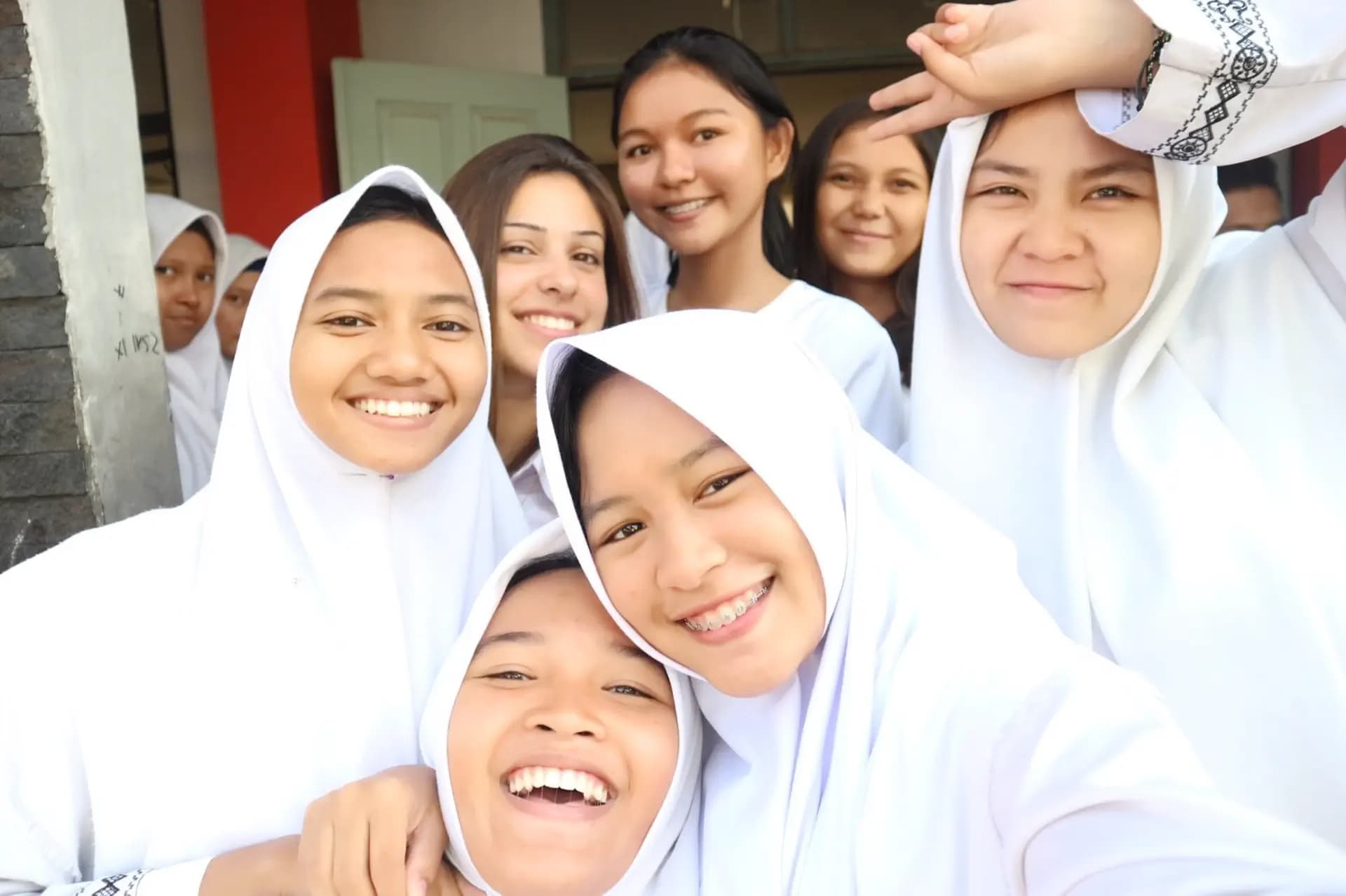 Indonesia   Studentessa  Amiche  Scuola  Divisa    Gruppo    Pag Programma Orizzontale  (1)