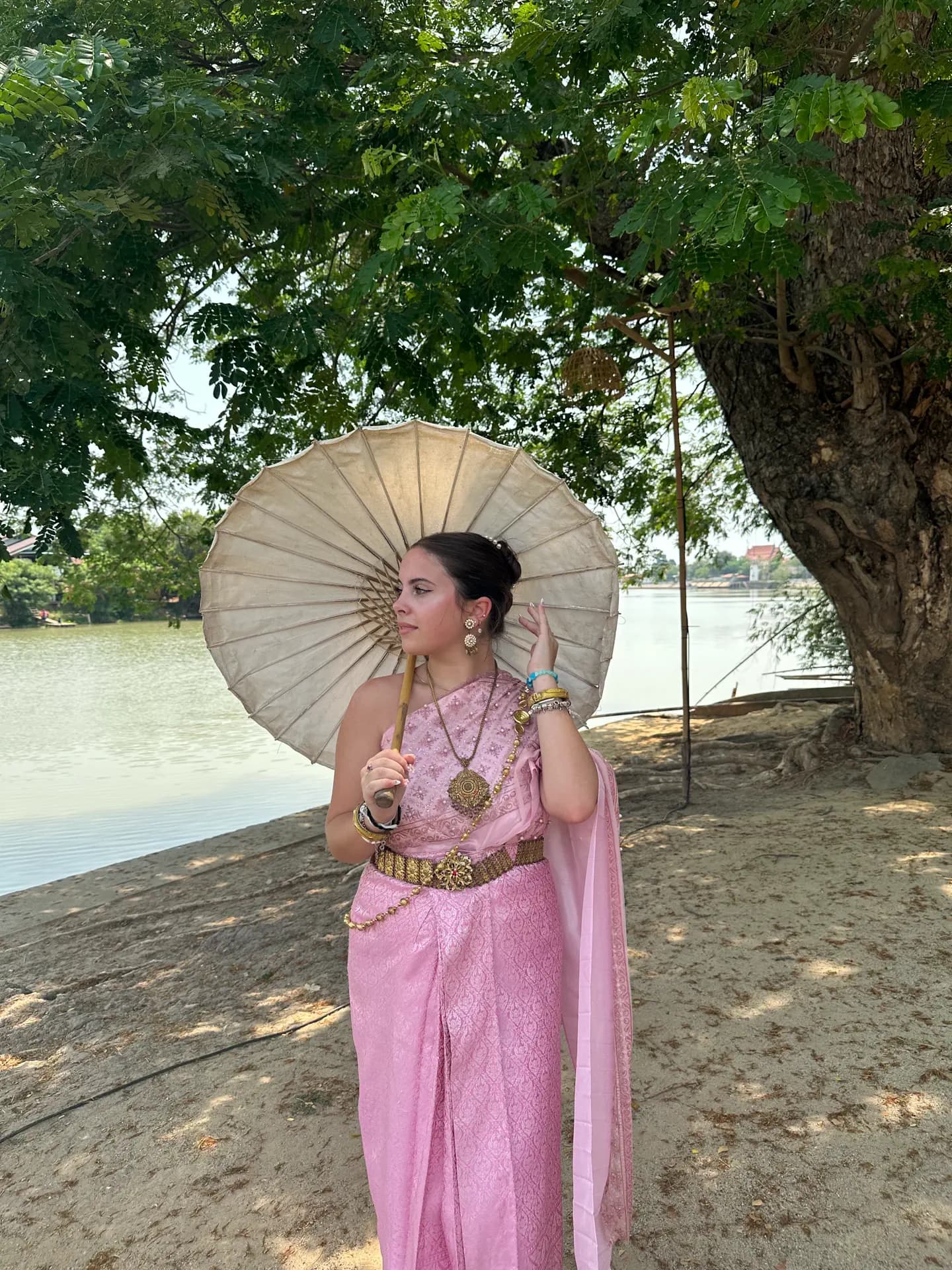Annalisa Fiorenza Y Pse N H23 Tha   Thailandia   Abito Tradizionale   Studentessa   Pag Programma   Verticale (2)