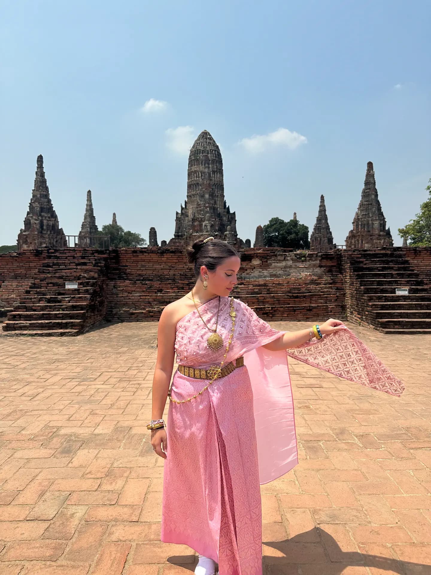 Annalisa Fiorenza Y Pse N H23 Tha   Thailandia   Abito Tradizionale   Studentessa   Pag Programma   Verticale (1)