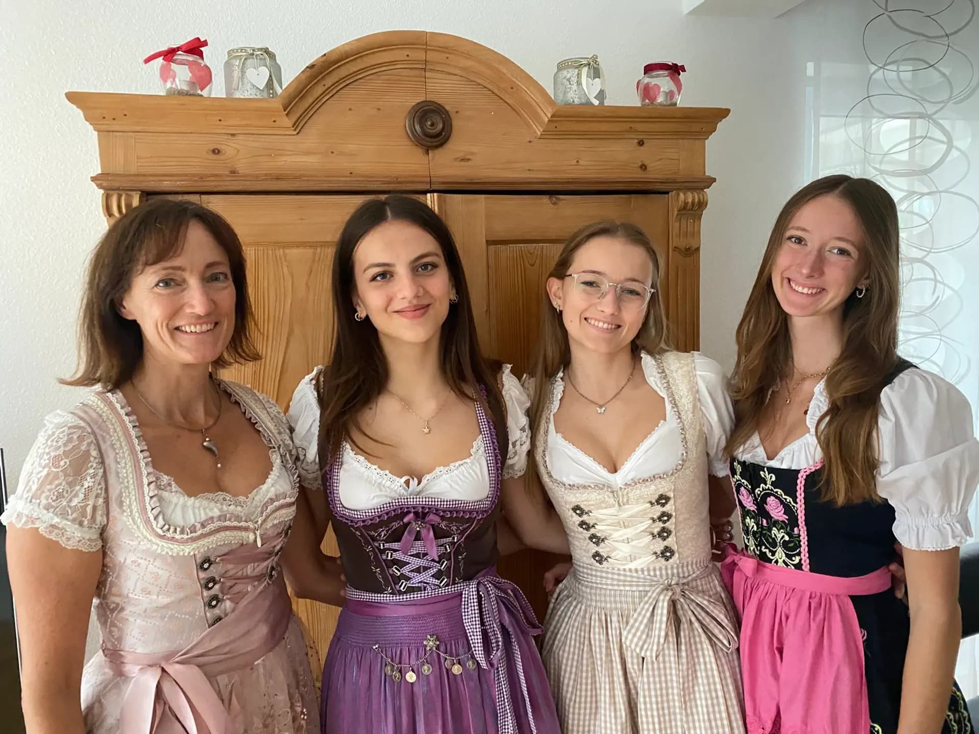 Sveva Salvi Ypegm 2024 Cl Bergamo   Germania   Amiche   Costume Tradizionale   Pag Paese  Orizzontale