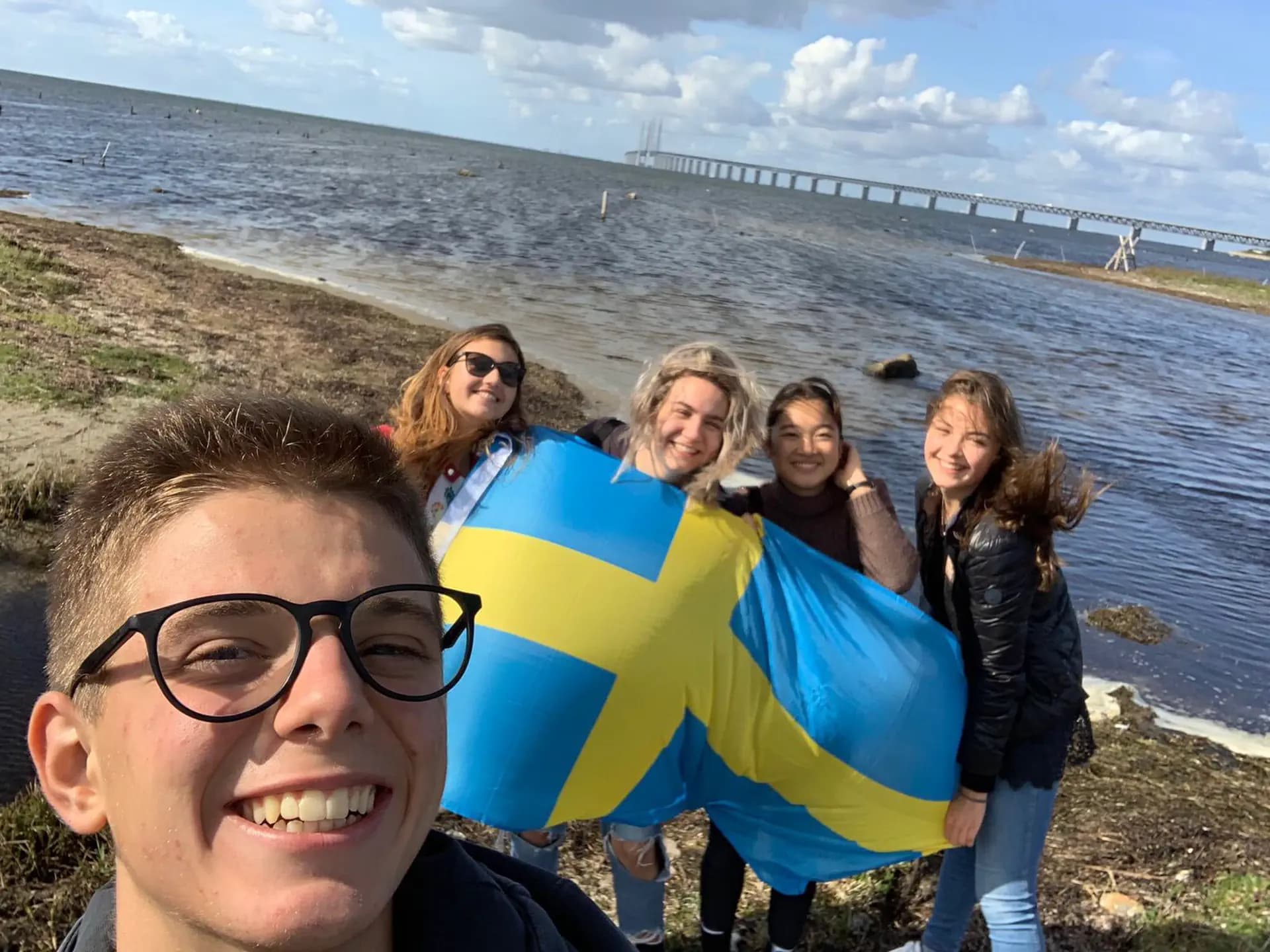 Laura Steca Yp 2020 Swe   Svezia   Studentessa   Amici   Bandiera   Mare   Selfie   Pag Programma   Orizzontale (9)