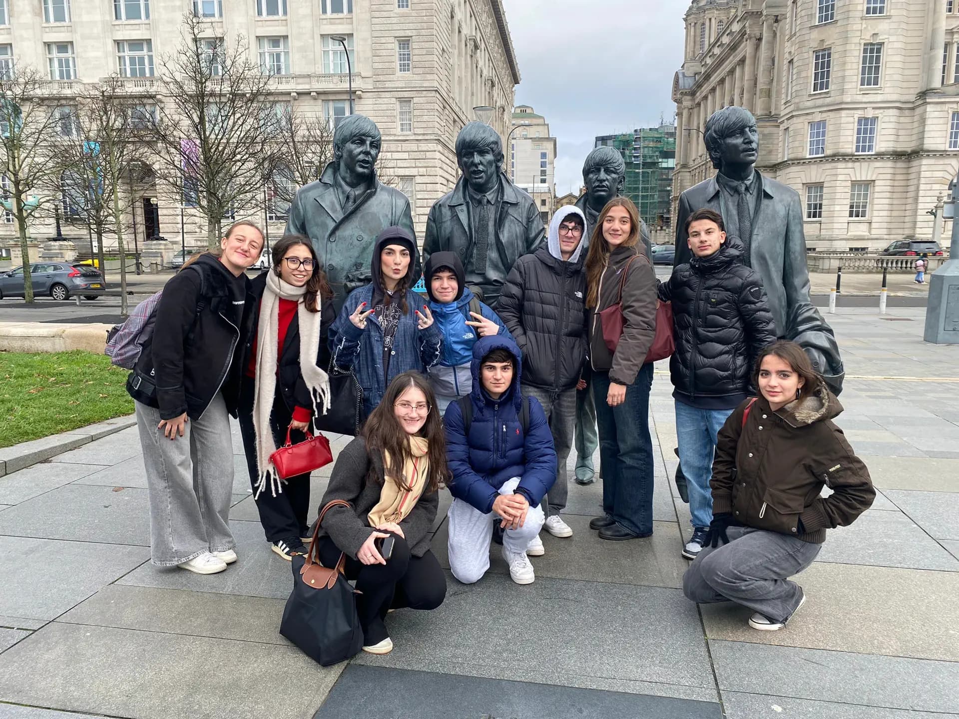 Gloria Galante Sm 2023 Euk Regno Unito Studentessa Amici Gruppo Città Monumento Pag Programma Orizzontale (2)