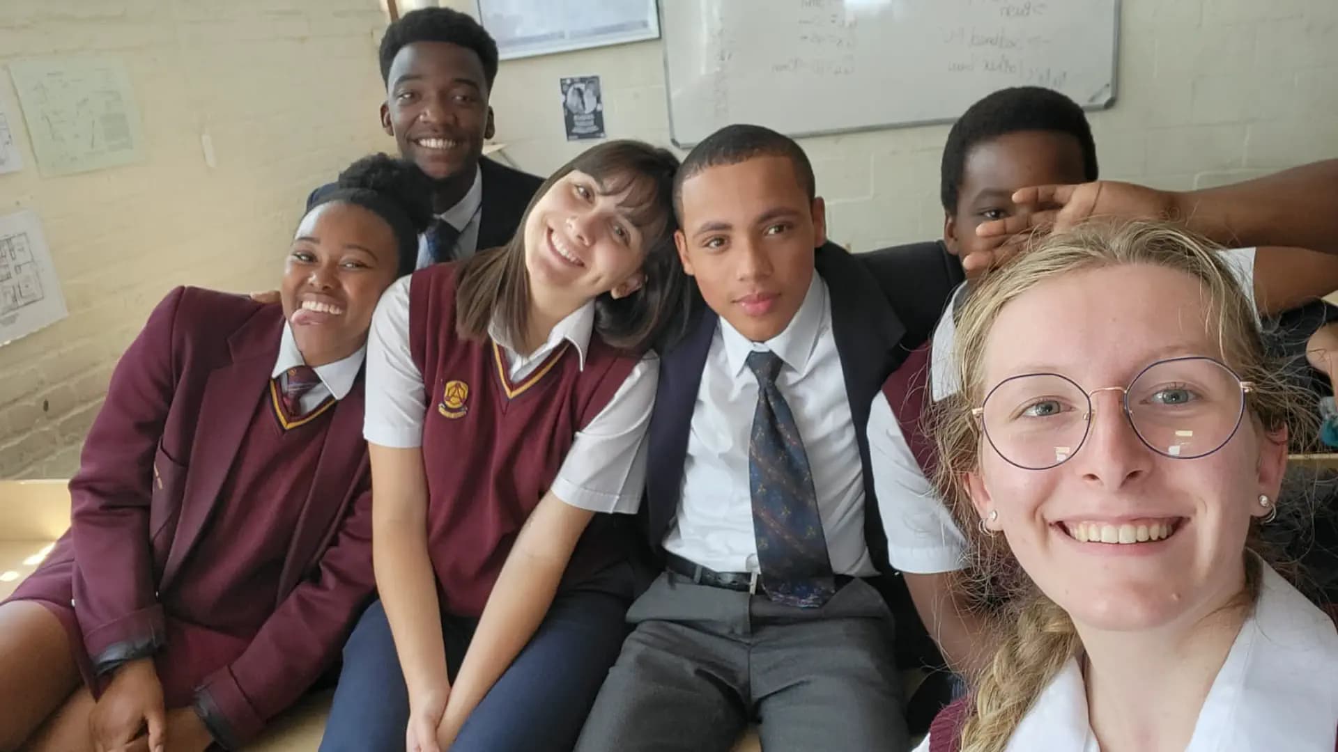Debora Bertolo Yp Gra 2022 Sudafrica Studentessa Amici Scuola Divisa Selfie Pag Programma Orizzontale (1)